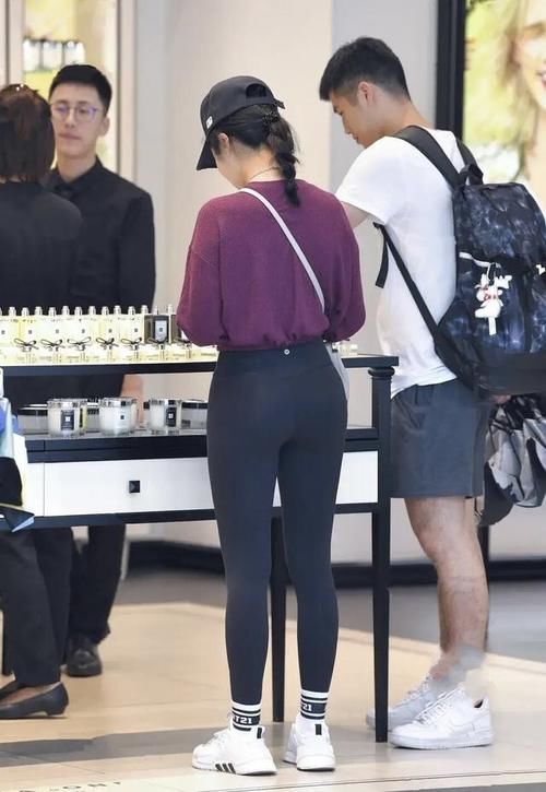 早春逛街怎么穿？“健美裤”青春时尚，掀起一轮运动热潮！