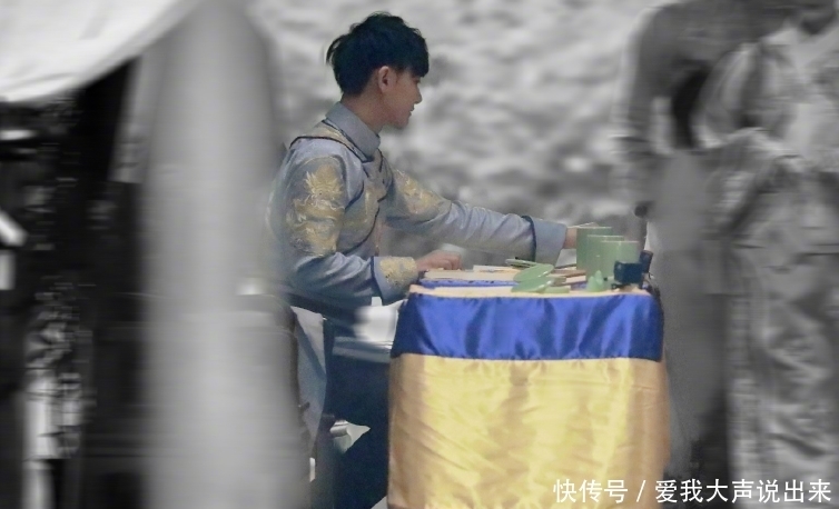 宋亚轩 《萌探探探案》横店录制,全员穿起清朝装,但唯独一人不戴头套!