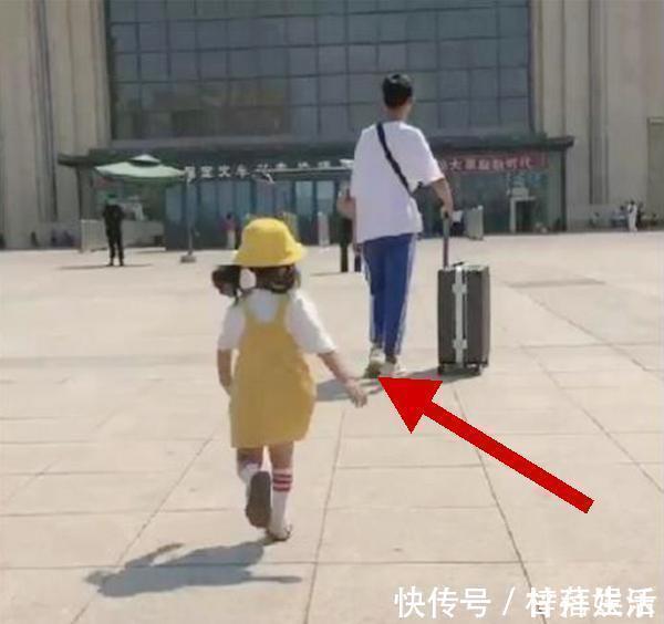 70后|相差15岁的妹妹送哥哥去上学,看到画面路人直呼暖心