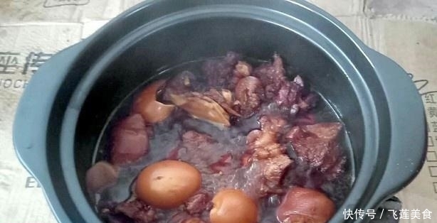 媳妇把4斤猪蹄放进砂锅,不加一滴水,没出锅就馋坏儿子