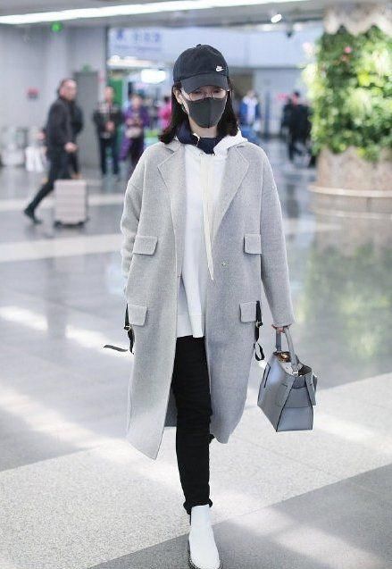 高雅|女明星太有女人味儿,灰色大衣混搭白色连帽衫,穿出高雅风