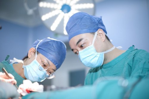 少年|西安国际医学中心整形医院孙峰主任 成功救治16岁阳光斗“痣”少年