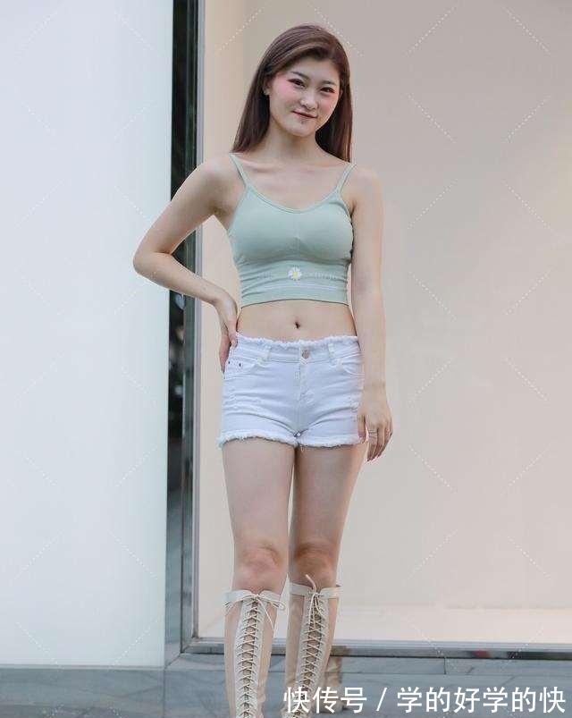 马尾辫 肉色长筒靴子搭配白色短裤,像行走的华尔兹,跳跃自己的灵魂!