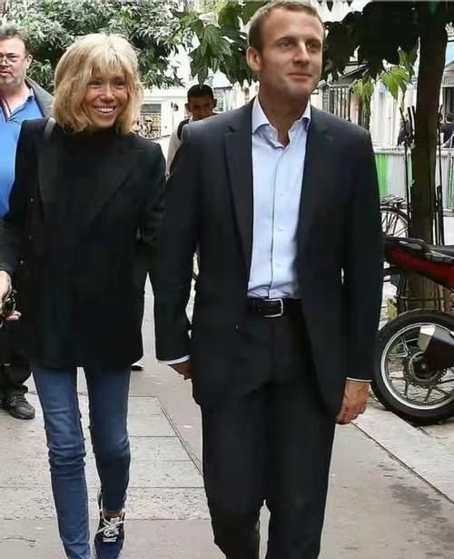 法国夫人太温柔！卫衣搭长裤简约风，亲小25岁老公额头像亲小孩