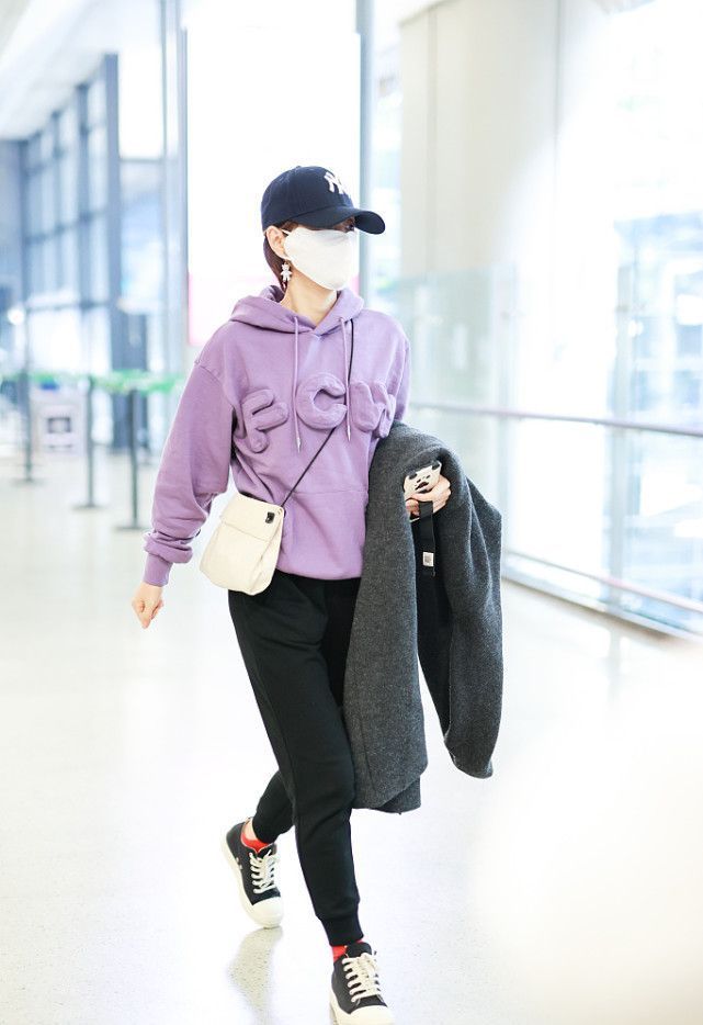 搭配|恋爱实锤?马伊琍携中年男子走机场,穿2千男士卫衣皱巴巴像地摊