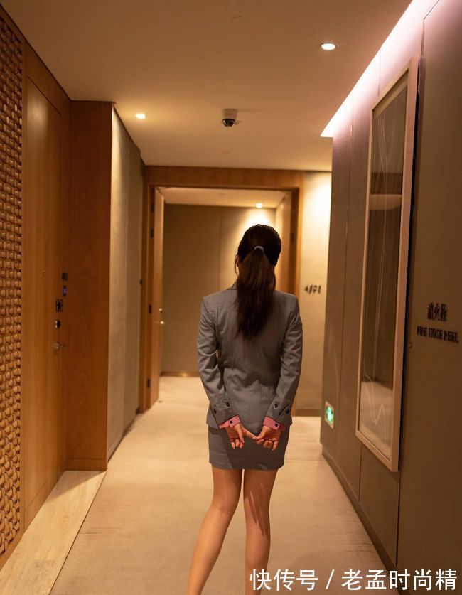 西装|西装套裙高级的色彩,运用在职场中非常的有气场