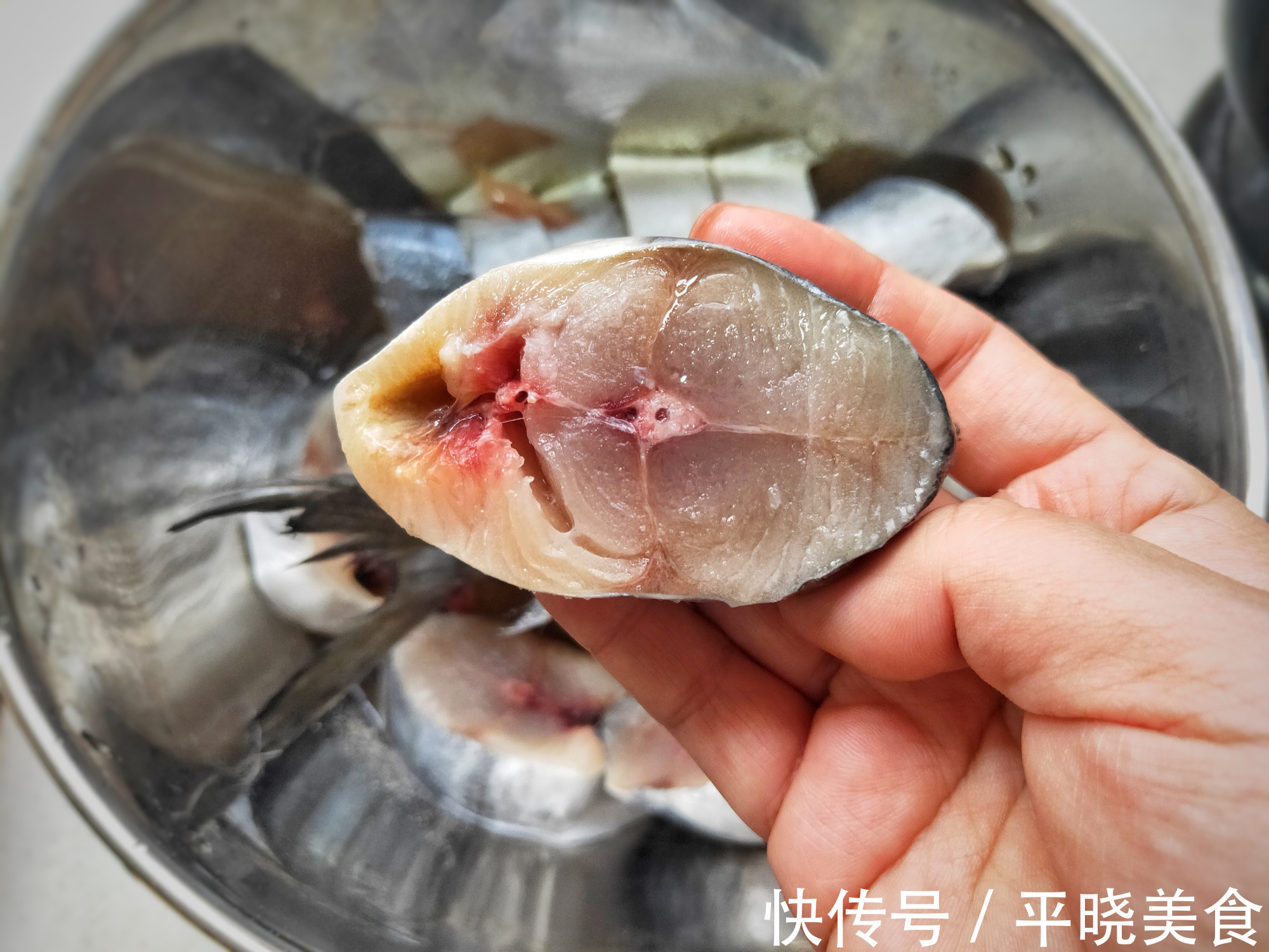 这鱼便宜还没刺，遇到从不手软，一买就是七八斤，营养丰富味鲜美