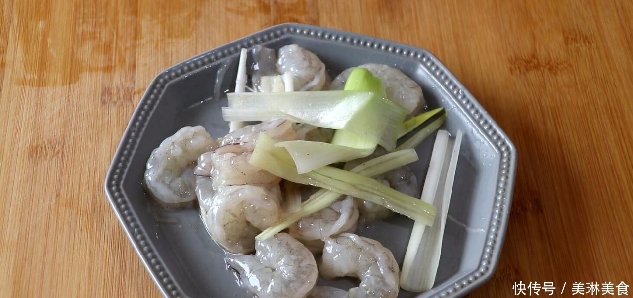 教你做抓炒大虾,虾肉一点也不老,外酥里嫩,包裹着酸甜咸的酱汁