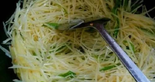 炒土豆丝前，别再用水冲洗了，这么做，土豆丝“响脆”还不粘锅