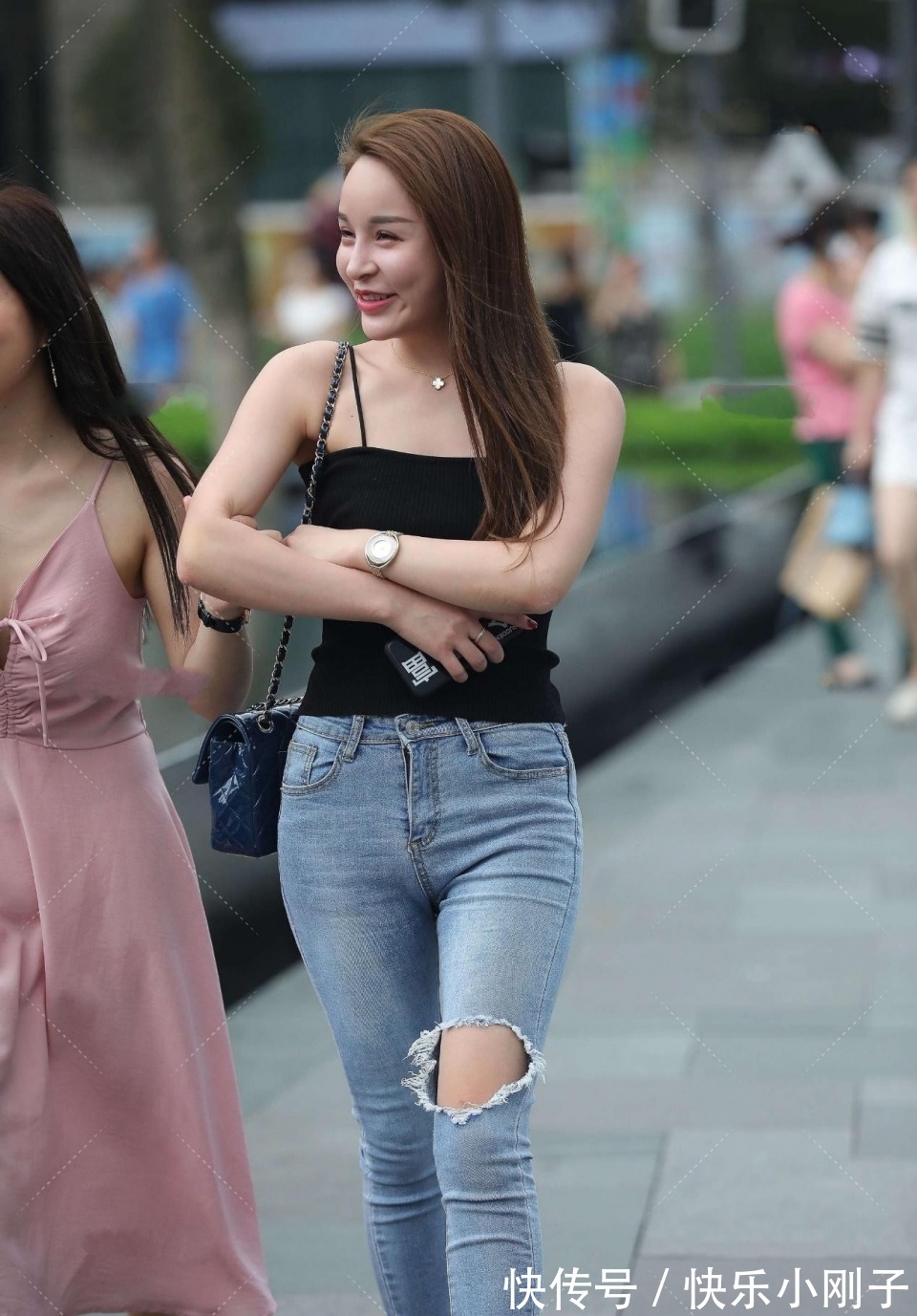 吊带|小姐姐身穿黑色吊带，搭配蓝色紧身牛仔裤，看上去时尚大方