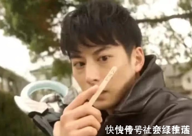 变身器|奥特曼:用错了变身器会怎样?迪迦变女装大佬,初代奥特曼最惨!