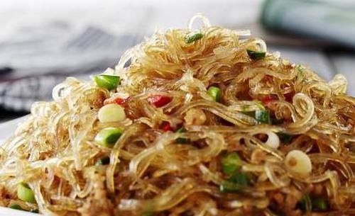 炒粉条时,焯水后不能直接炒,教你此做法,粉条根根分明,不成坨
