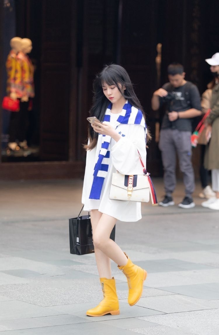 街拍：面带笑容的小姐姐，身穿格子长裙，时尚优雅