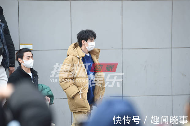 独家:王俊凯等亮相文联春晚录制 造型精致状态佳