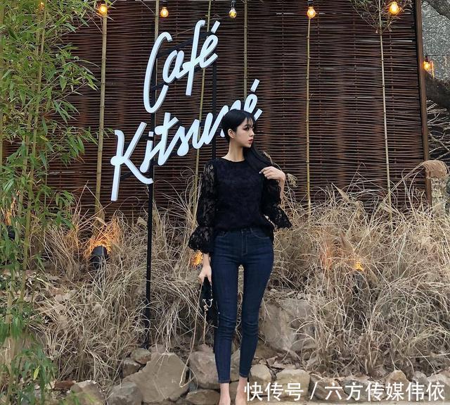 搭配牛仔裤的美女更显精致甜美,洋溢着成熟的优雅魅力,自信满满