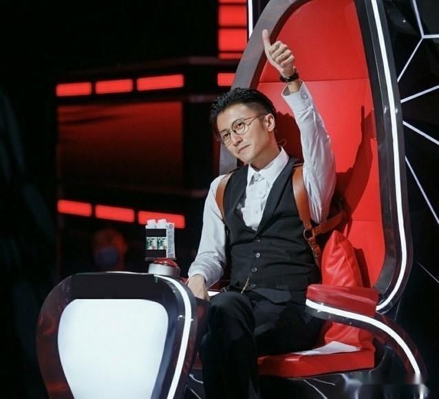 王菲|谢霆锋40岁生日，刻意布置成求婚现场，但王菲却不在乎