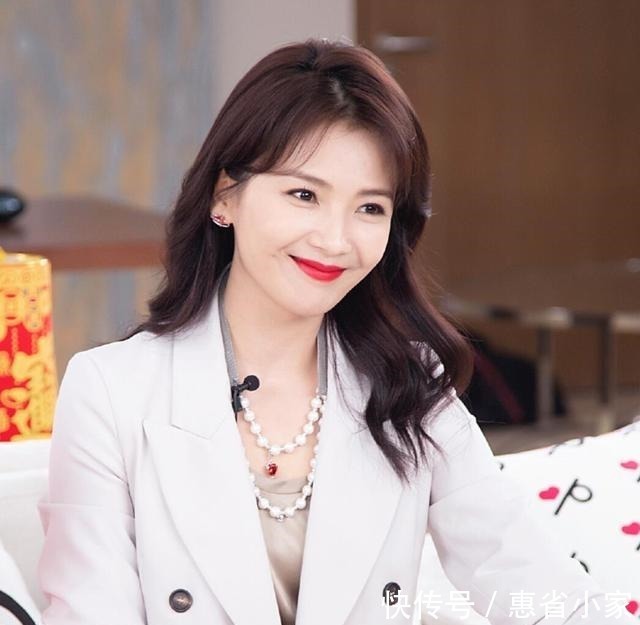 落肩 女人过了45岁,建议多留这4款发型,端庄大气显年轻!