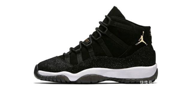 网友晒出自己的鞋子,有Aj黑曜石还有詹15