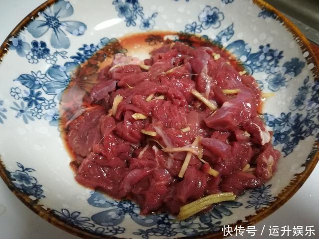 炒牛肉时,直接下锅就“废”了,厨师教你这样做,肉嫩滑不柴