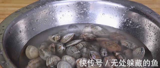 洗花甲不要只加盐,老渔民教你一招,花甲疯狂吐沙,又快又干净!
