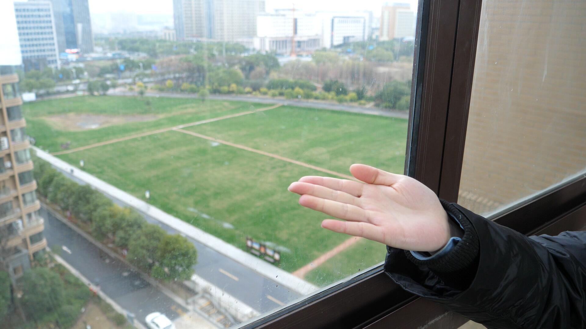 今天才知道，擦玻璃还有这么个窍门，不用一滴水，干净明亮没水渍