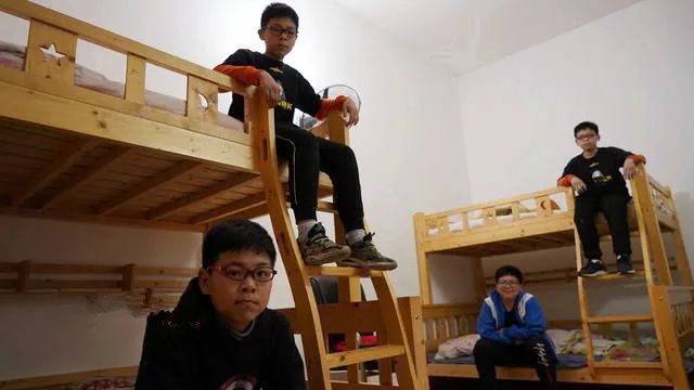 孩子|宝妈怀4胞胎男娃!光出生就花37万,为养家爸爸打4份工