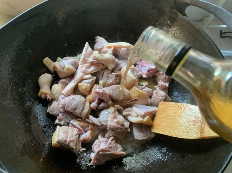 下饭菜海带烧鸭肉,味道鲜香不油腻,好吃有营养