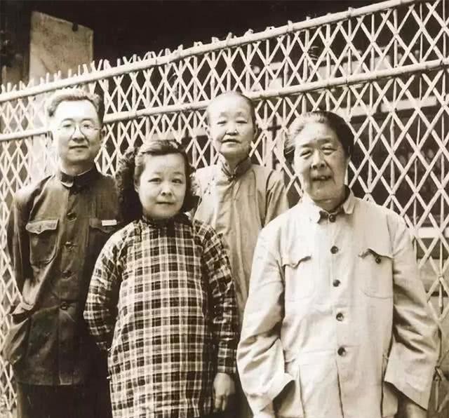 他是著名书画家,妻子不育,他没有纳妾,在妻子病故后没有再娶