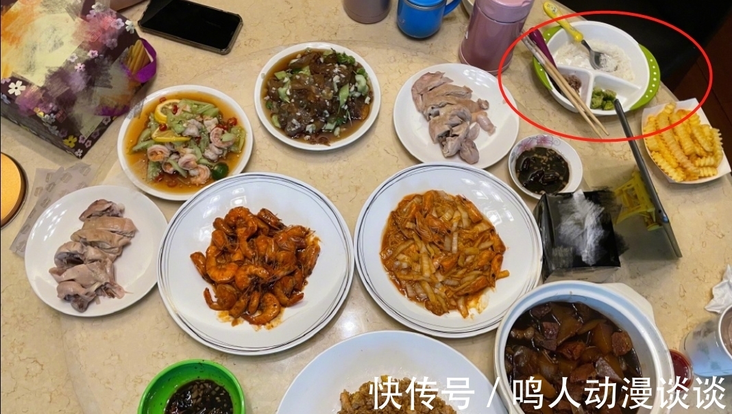 周也|黃曉明深夜秀廚藝,眼尖網(wǎng)友發(fā)現(xiàn)兒童餐具:給鼻姐和小海綿吃的嗎