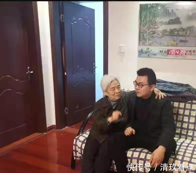 岁姥姥搂着外孙促膝长谈,唯恐将孙子弄丢