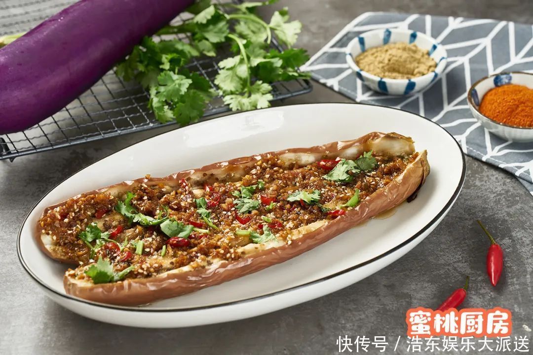 干净|茄子像这样一蒸一浇,香出新高度!皮都扒拉干净了