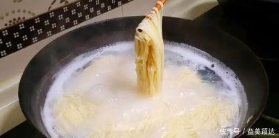 面条认真做,1周吃5次孩子都吃不够,8分钟就上桌,比牛肉面香