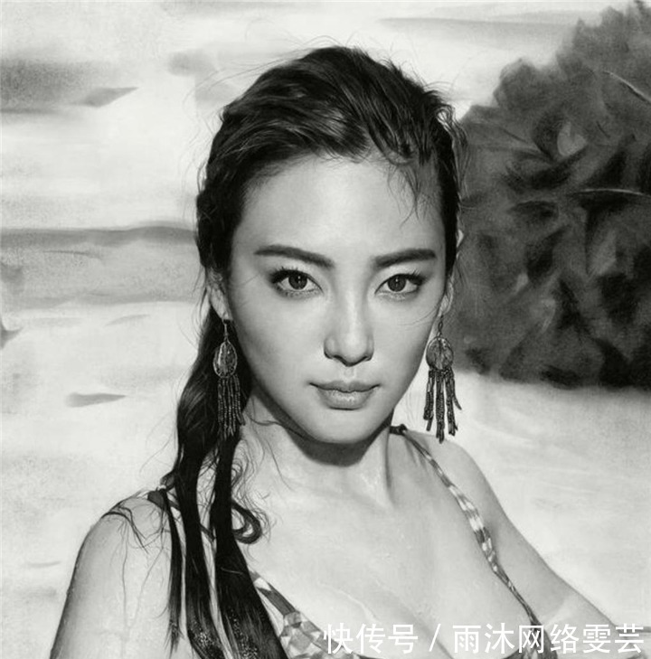张雨|年轻人画张雨绮戏水素描,放大16倍后,网友:这画比单反还牛