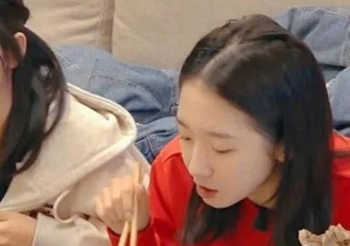 火箭少女101 孟美岐模仿李沁吃鸡腿,全网却盯着她的素颜看!