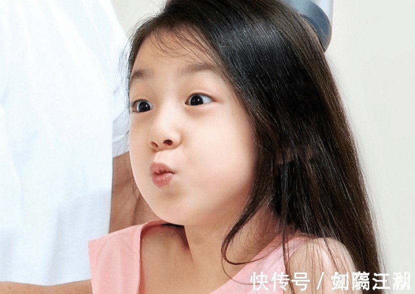 女儿|刘畊宏女儿五官长开，7岁小泡芙“月牙眼”太抢镜，小萌娃无疑了
