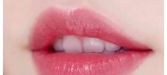 显白 如何正确涂抹口红?适合素颜和淡妆使用的显白口红推荐