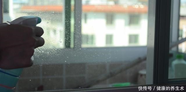 不管玻璃有多脏,试试这个小技巧,不用一滴水,干净透亮还不留灰!