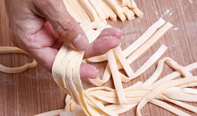 糊烂|炒面总是炒出糊烂口感简单一招,让面条滑顺入味不黏锅