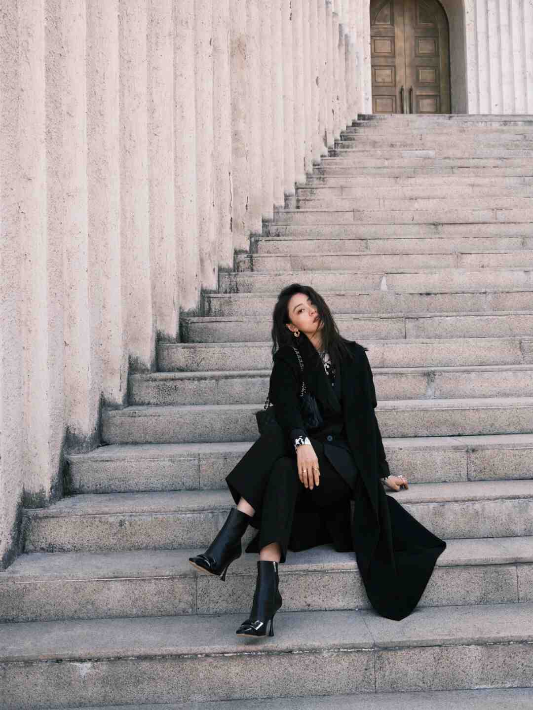 博主 别再用大衣搭配休闲鞋了,试试大衣+及踝靴吧!时髦精致又有气场