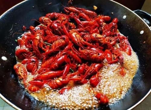 早上起床|医生提醒:吃完降压药,建议大家尽量别碰这几种东西,别忽视了