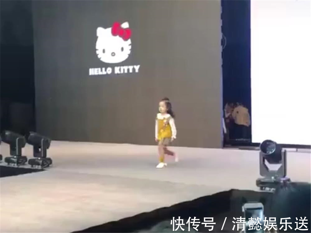 小提|宝宝走秀时突发状况,解决方式让人无语,网友服了