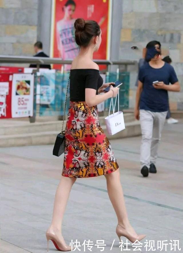 时尚穿搭宝蓝色上衣搭配牛仔短裤，黑色上衣搭配老虎纹连衣裙