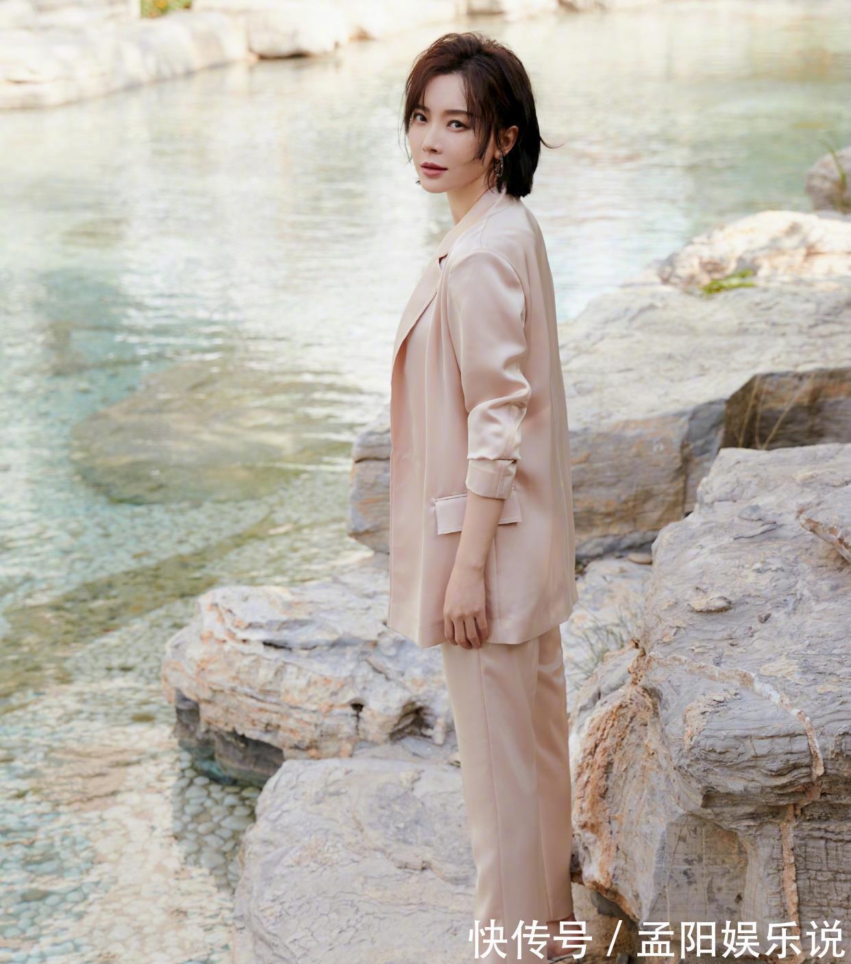 穿搭 中年女性不管穿什么外套,按照“三三法则”来,不出错还很时尚