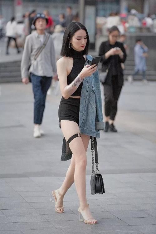 女神脚上踩着一双裸色的尖头高跟鞋，能够很好的延伸她脚部的曲线