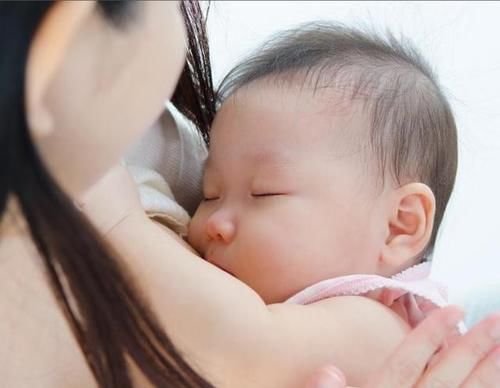 母乳|三个月大的宝宝边喝母乳，边用手推妈妈，他想表达什么呢？