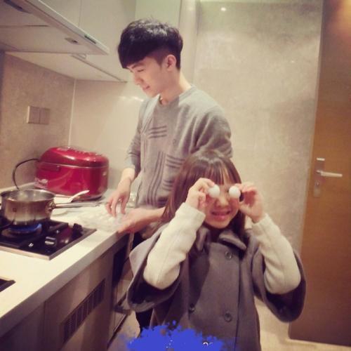 父母|兄妹年纪相差18岁,哥哥带女友回家,妹妹的举动萌化全家人