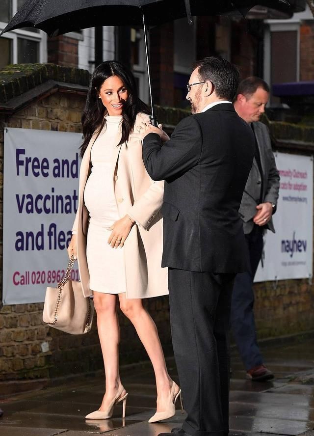 包忙|凯特穿短裙遇狂风,捧着花夹着包忙用手遮,频露打底努力挤笑好尬