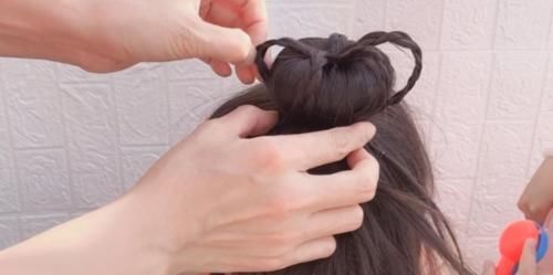 小女孩长发这样扎丸子头太好看了,灯笼丸子头