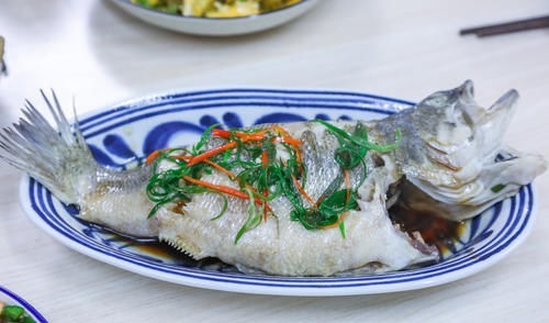 舅舅一家来做客，妈妈做了10道菜招待，大伙吃了都说好