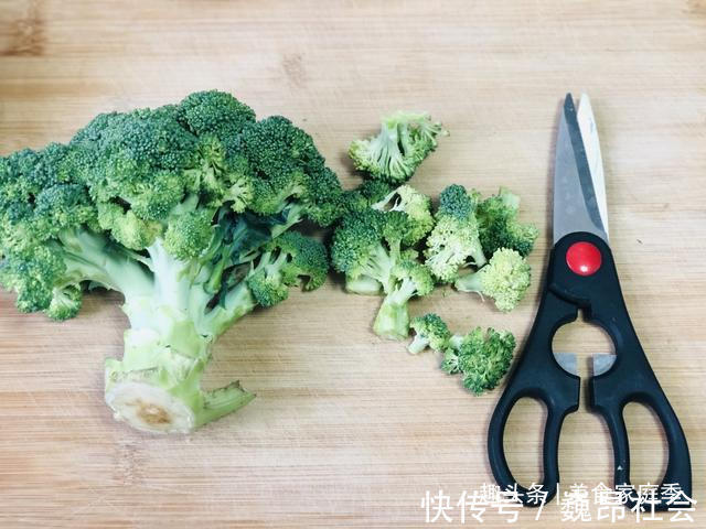 小米椒|凉拌西兰花用不用焯水十个人九个错，难怪西兰花营养流失不好吃